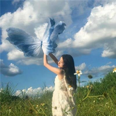 玻璃橱窗中的姑娘